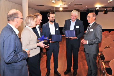 Die DWA überreicht Prof. Schröder ein Geschenk zum 75-jährigen Jubiläum